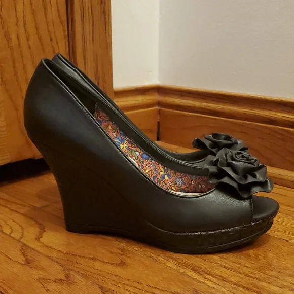 Fergalicious Black Wedge Peep-Toe Shoes - Picture 1 of 15